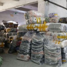 爆款四季地摊服装批发 3元一件论斤称，厂家库存清仓背后的生意经